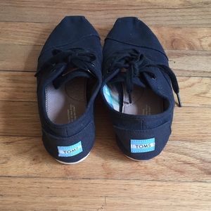 Black canvas Toms